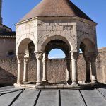 Girona.- Banys Àrabs d'època romànica del 1194. Destaca el templet octogonal amb la seva llanterna exterior (11/2013)