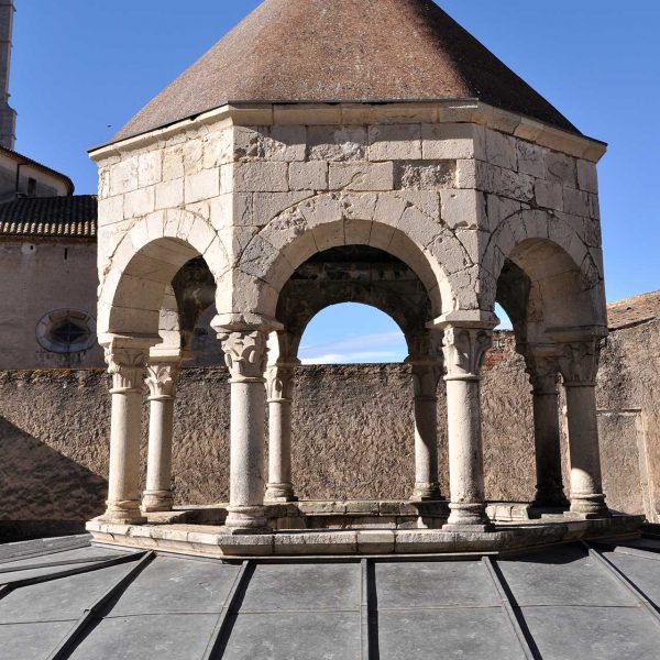 Girona.- Banys Àrabs d'època romànica del 1194. Destaca el templet octogonal amb la seva llanterna exterior (11/2013)