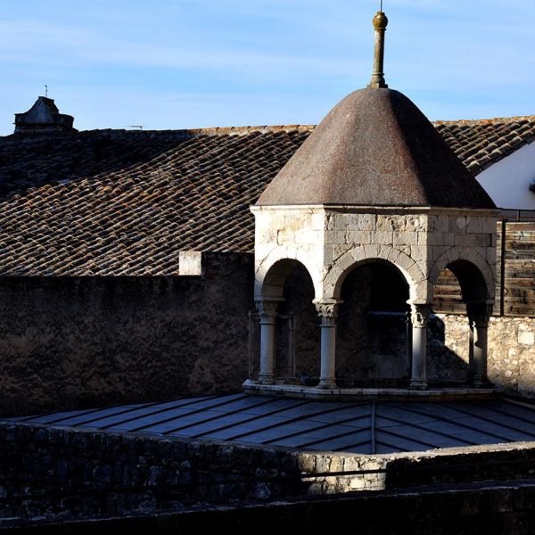 Girona.- Banys Àrabs d'època romànica del 1194. Destaca el templet octogonal amb la seva llanterna exterior (11/2013)