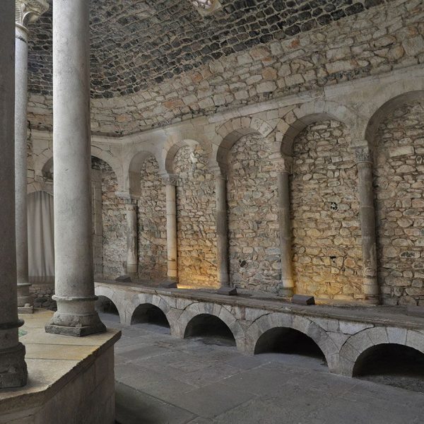 Girona.- Banys Àrabs d’època romànica del 1194. Sala de l'apodyterium on hi destaca el templet octogonal de vuit columnes i capitells (11/2013)