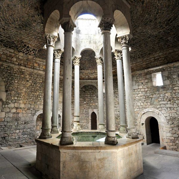 Girona.- Banys Àrabs d’època romànica del 1194. Sala de l'apodyterium on hi destaca el templet octogonal de vuit columnes i capitells (11/2013)
