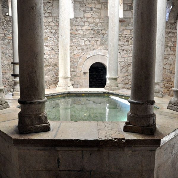 Girona.- Banys Àrabs d’època romànica del 1194. Sala de l'apodyterium on hi destaca el templet octogonal de vuit columnes i capitells (11/2013)