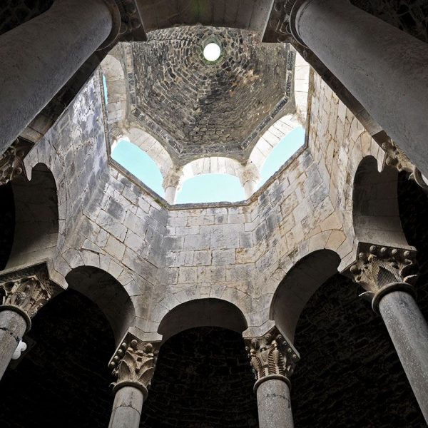 Girona.- Banys Àrabs d’època romànica del 1194. Vista del templet octogonal del apodyterium de vuit columnes, capitells i llanterna exterior (11/2013)