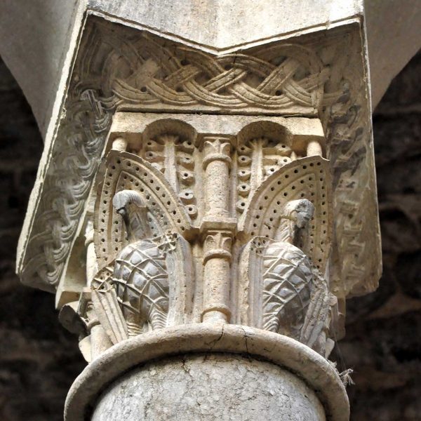 Girona.- Banys Àrabs d’època romànica del 1194. Detall d’un dels capitells del templet decorat amb àligues i motius vegetals (11/2013)