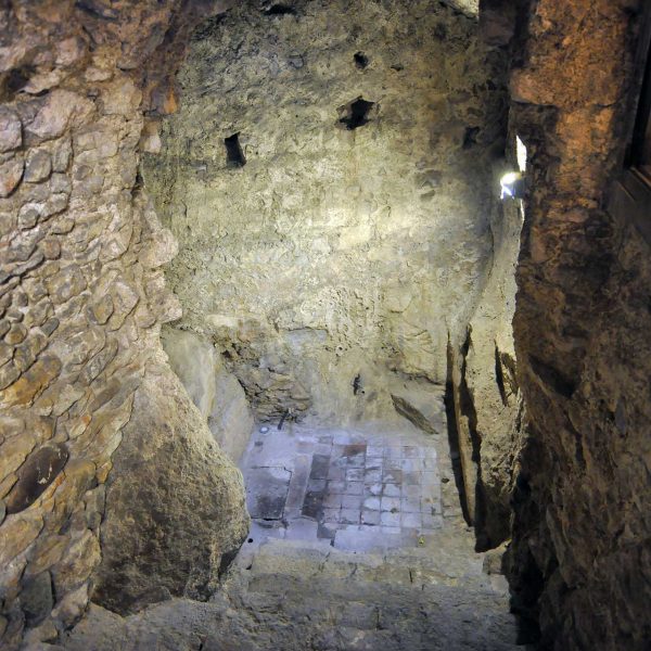 Girona.- Mikwé (Banys jueus). Banyera per la purificació on la persona es pogués banyar totalment submergit (12/2013)