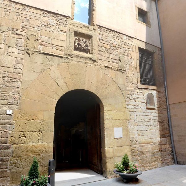 Vic.- Ajuntament, de finals del S. XIV al XVI. De l'edifici antic es conserven les voltes dels baixos que estaven destinades a la venda de carn i peix (7/2018)