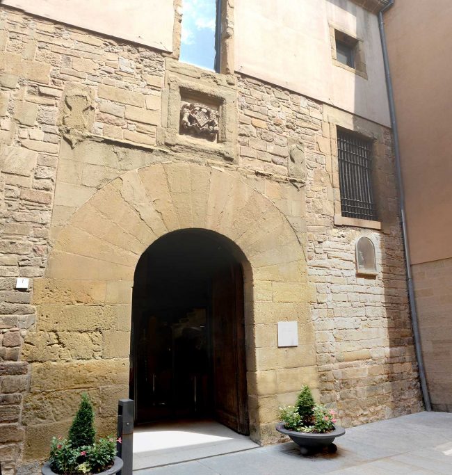 Vic.- Ajuntament, de finals del S. XIV al XVI. De l'edifici antic es conserven les voltes dels baixos que estaven destinades a la venda de carn i peix (7/2018)