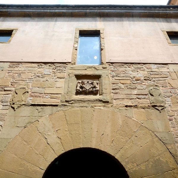 Vic.- Ajuntament, de finals del S. XIV al XVI. La porta es adovellada de mig punt i a sobre hi ha esculpit l'escut de la ciutat (7/2018)