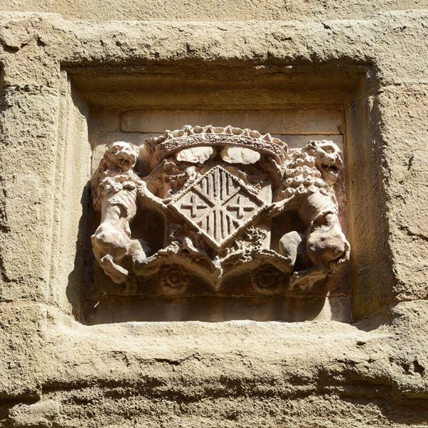 Vic.- Ajuntament, dels S. XIV al XVI. Escut de la ciutat esculpit sobre la porta (7/2018)