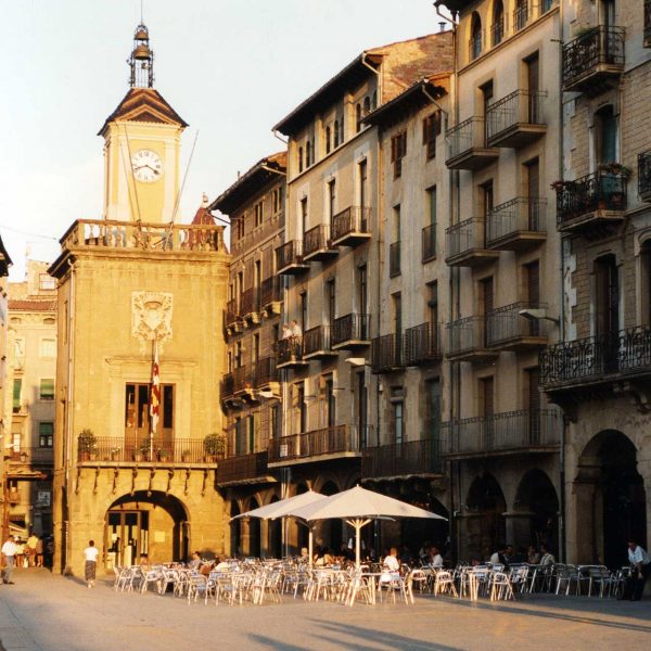 Vic.- Ajuntament, dels S. XIV a XVI. Torre de les hores de l'any 1670 amb l'escut de la ciutat, l'any 1820 s'aixecà el campanar amb el rellotge (8/2000)
