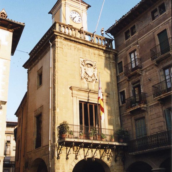 Vic.- Ajuntament, dels S. XIV a XVI. Torre de les hores de l'any 1670 amb l'escut de la ciutat, l'any 1820 s'aixecà el campanar amb el rellotge (8/2000)