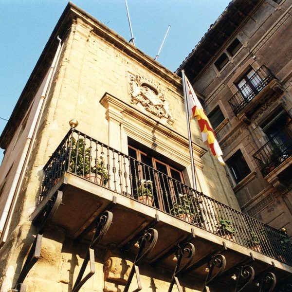 Vic.- Ajuntament, dels S. XIV a XVI. Torre de les hores de l'any 1670 amb l'escut de la ciutat, l'any 1820 s'aixecà el campanar amb el rellotge (8/2000)