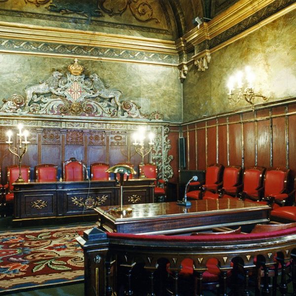 Vic.- Ajuntament, dels S. XIV a XVI. Saló de Plens de planta quadrada coberta amb una cúpula. Sobre la presidència hi figura l'escut de la ciutat (9/2000)