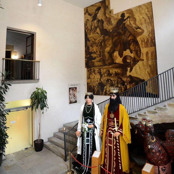 Vic.- Ajuntament, dels S. XIV a XVI. Vestíbul que compta amb un mural de Josep Maria Sert (7/2018)