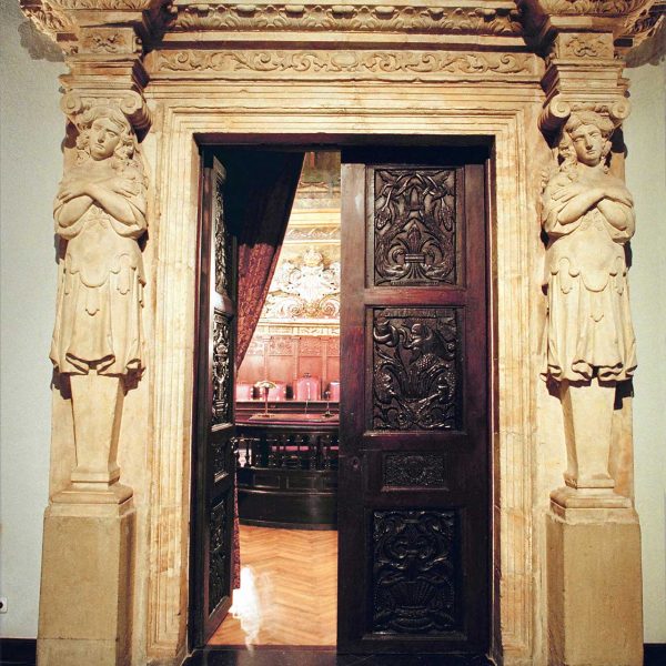 Vic.- Ajuntament, dels S. XIV a XVI. Porta del saló de plens de Francesc Morató al S. XVII (9/2000)