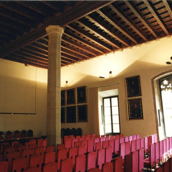 Vic.- Ajuntament, dels S. XIV a XVI. Sala de la Columna i galeria de Vigatans Il·lustres que ja des dels primers temps servia per les reunions del consell (9/2000)
