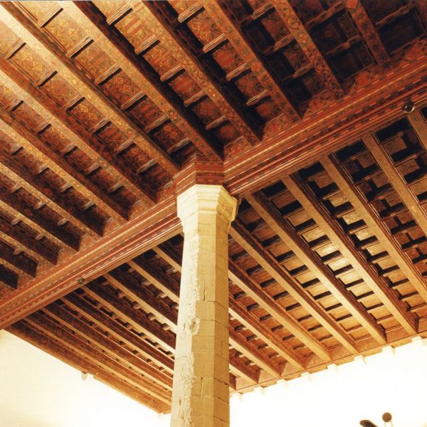 Vic.- Ajuntament, dels S. XIV a XVI. Sala de la Columna i galeria de Vigatans Il·lustres que encara conserva el enteixinat policromat (9/2000)