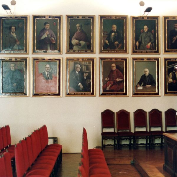 Vic.- Ajuntament. Sala de la Columna i galeria de Vigatans Il·lustres on s'hi troben els vigatans que han destacat per algun servei a la ciutat (9/2000)