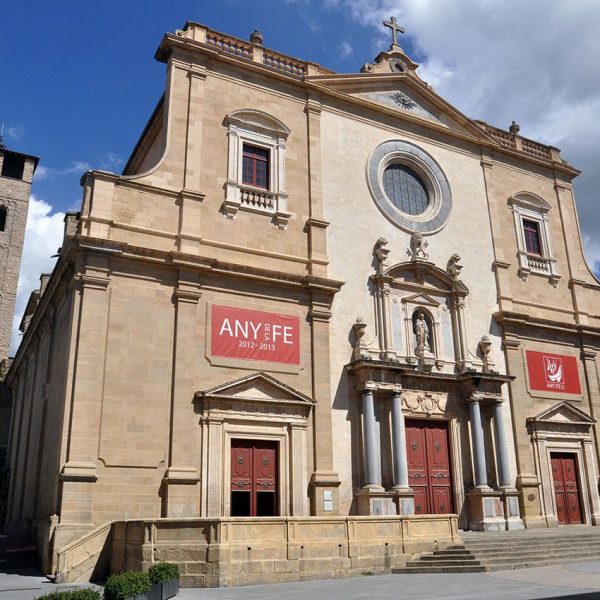 Vic.- Catedral de Sant Pere, S. XVIII/XIX estava documentada l'any 516 i té una barreja d'estils que van des del romànic al barroc (5/2013)