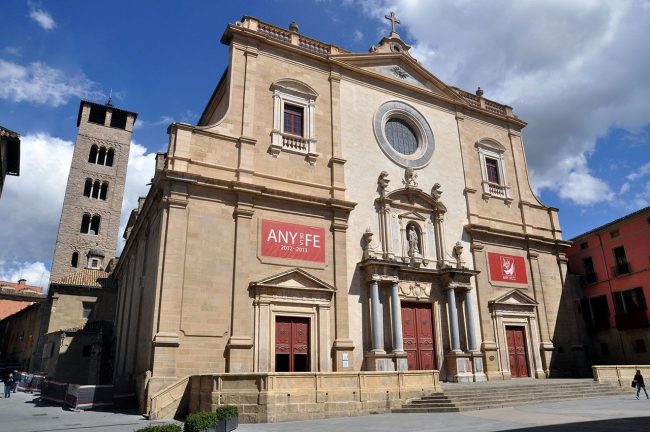 Vic.- Catedral de Sant Pere, S. XVIII/XIX estava documentada l'any 516 i té una barreja d'estils que van des del romànic al barroc (5/2013)