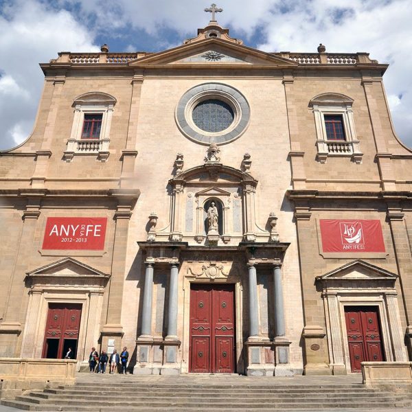 Vic.- Catedral de Sant Pere, S. XVIII/XIX. La porta principal, flanquejada per columnes té la imatge de S. Pere dins una fornícula (5/2013)