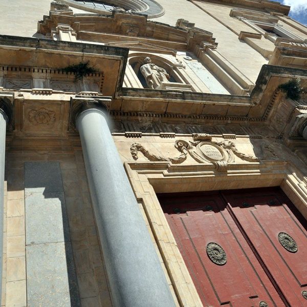 Vic.- Catedral de Sant Pere, S. XVIII/XIX. La porta principal, flanquejada per columnes té la imatge de S. Pere dins una fornícula (5/2013)