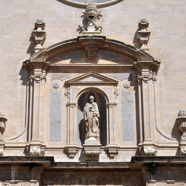 Vic.- Catedral de Sant Pere, S. XVIII/XIX. La porta principal, té la imatge de S. Pere dins una fornícula al damunt (5/2013)