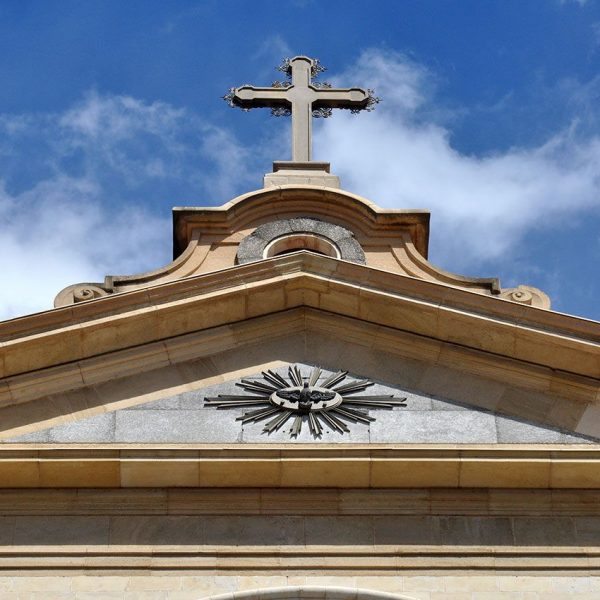 Vic.- Catedral de Sant Pere, S. XVIII/XIX. Sobre el carener de la coberta s'aixeca un frontó ondulat amb una creu (5/2013)