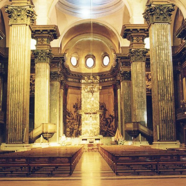 Vic.- Catedral de Sant Pere, S. XVIII/XIX que consta de tres naus, transsepte amb cúpula al creuer coberta de voltes semiesfèriques (8/2000)