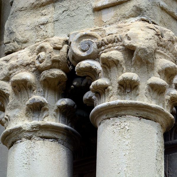 Vic.- Església barroca de la Pietat. Capitells corintis de les columnes de la porta (7/2018)