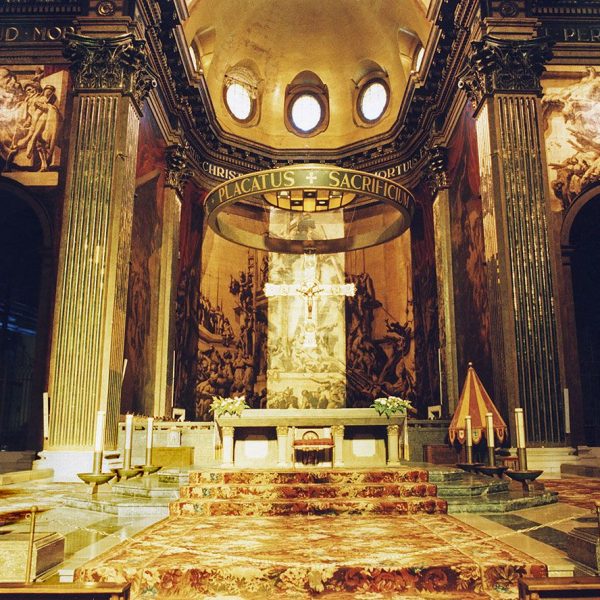 Vic.- Catedral de Sant Pere, S. XVIII/XIX que consta de tres naus. Vista del presbiteri decorat amb les pintures de Sert (7/2000)