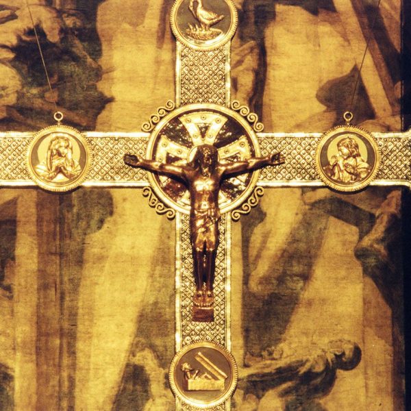 Vic.- Catedral de Sant Pere, S. XVIII/XIX que consta de tres naus. Crucifix de l'altar major sota el baldaquí (7/2000)