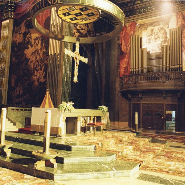 Vic.- Catedral de Sant Pere, S. XVIII/XIX que consta de tres naus. Vista del presbiteri decorat amb les pintures de Sert (7/2000)