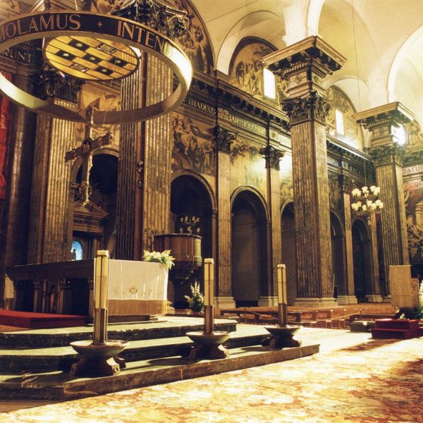 Vic.- Catedral de Sant Pere, S. XVIII/XIX que consta de tres naus, Vista del fons de la catedral coberta de voltes semiesfèriques (7/2000)