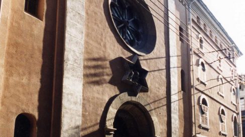 Vic.- Església del Convent de Santa Caterina inaugurada el 1890. El convent allotja el col·legi de Santa Catalina de Siena (8/2000)