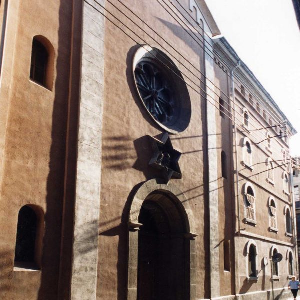 Vic.- Església del Convent de Santa Caterina inaugurada el 1890. El convent allotja el col·legi de Santa Catalina de Siena (8/2000)