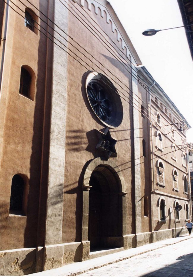Vic.- Església del Convent de Santa Caterina inaugurada el 1890. El convent allotja el col·legi de Santa Catalina de Siena (8/2000)