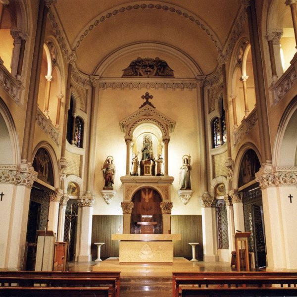 Vic.- Església del Convent de Santa Caterina del 1890. Es de tres naus amb capelles laterals que suporten una galeria superior (10/2000)