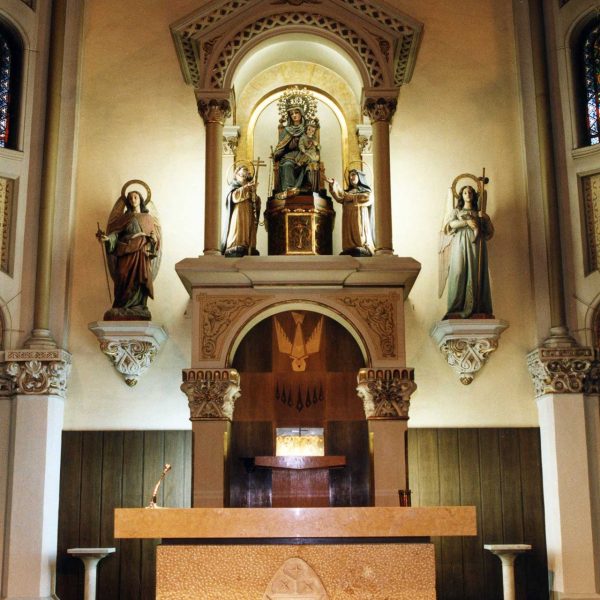 Vic.- Església de Santa Caterina (1890). L'altar major exposa les figures de la Verge del Roser acompanyada de S. Domènec de Guzman i Sta. Caterina (10/2000)