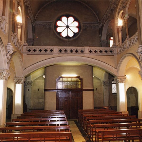 Vic.- Església del Convent de Santa Caterina del 1890. Es de tres nau amb capelles laterals que suporten una galeria superior (10/2000)