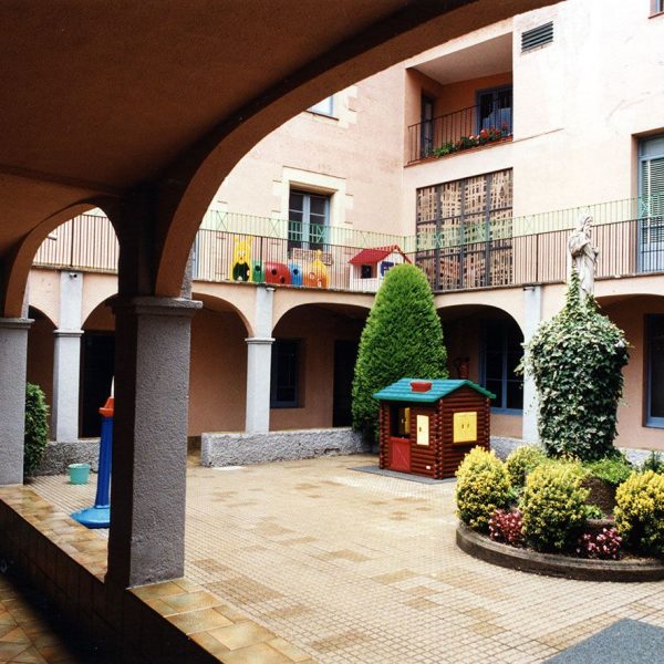 Vic.- Convent de Santa Caterina. Claustre del convent que allotja el pati del col·legi de Santa Catalina de Siena (10/2000)