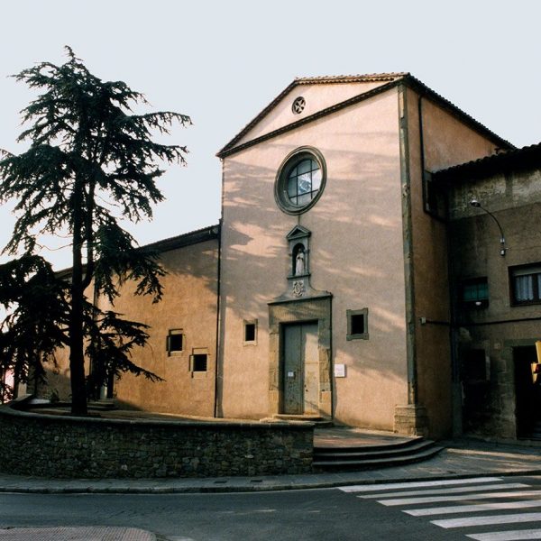 Vic.- Església barroca del Convent de Sta. Teresa. La porta es rectangular i a la llinda té un medalló i al damunt la imatge de Santa Teresa (6/2001)