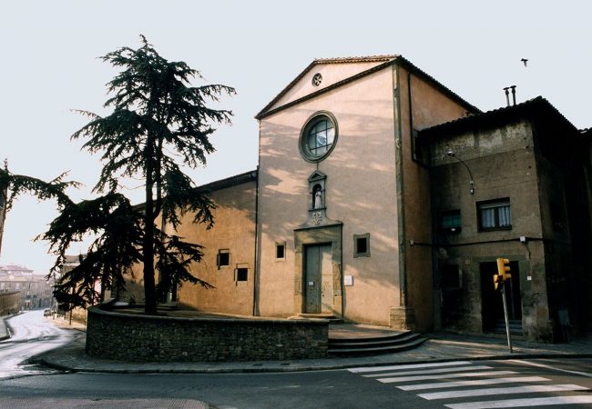 Vic.- Església barroca del Convent de Sta. Teresa. La porta es rectangular i a la llinda té un medalló i al damunt la imatge de Santa Teresa (6/2001)