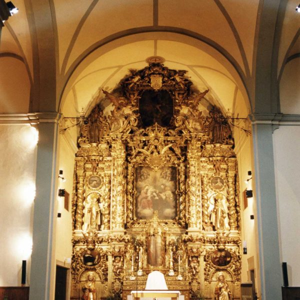 Vic.- Església barroca del Convent de Santa Teresa. Consta d'una sola nau amb creuer i capelles laterals. El retaule s'atribueix a Pau Costa (8/2000)