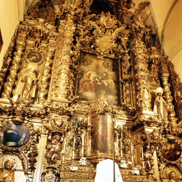 Vic.- Església barroca del Convent de Santa Teresa que consta d'una sola nau. El Retaule barroc es atribuït a Pau Costa (8/2000)