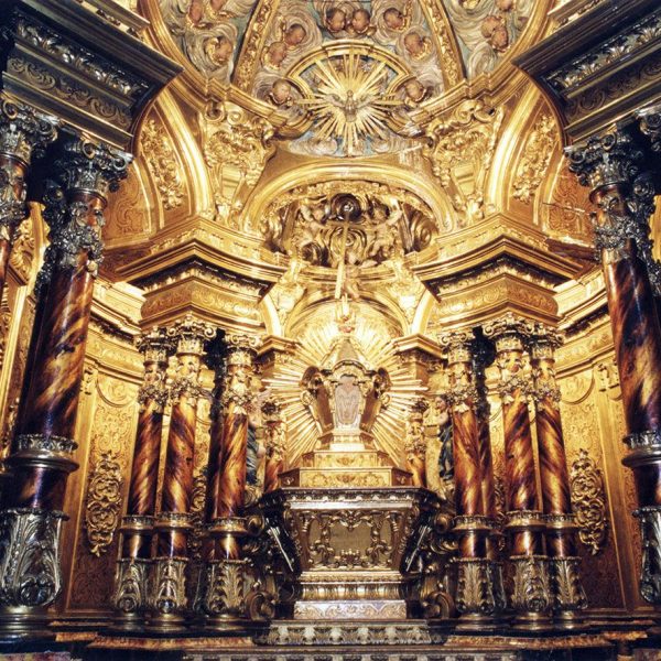 Vic.- Església barroca del Convent de Santa Teresa que consta d'una sola nau. Monument de Setmana Santa de Carles Morató (8/2000)