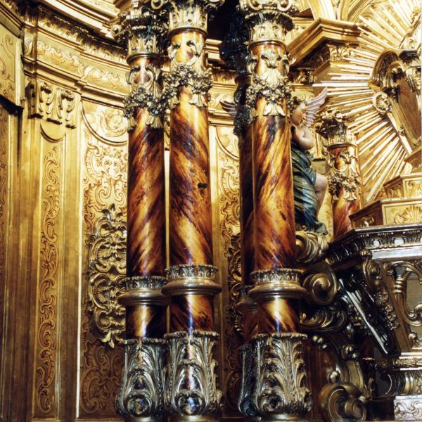 Vic.- Església barroca del Convent de Santa Teresa que consta d'una sola nau. Detall del monument de Setmana Santa de Carles Morató (8/2000)