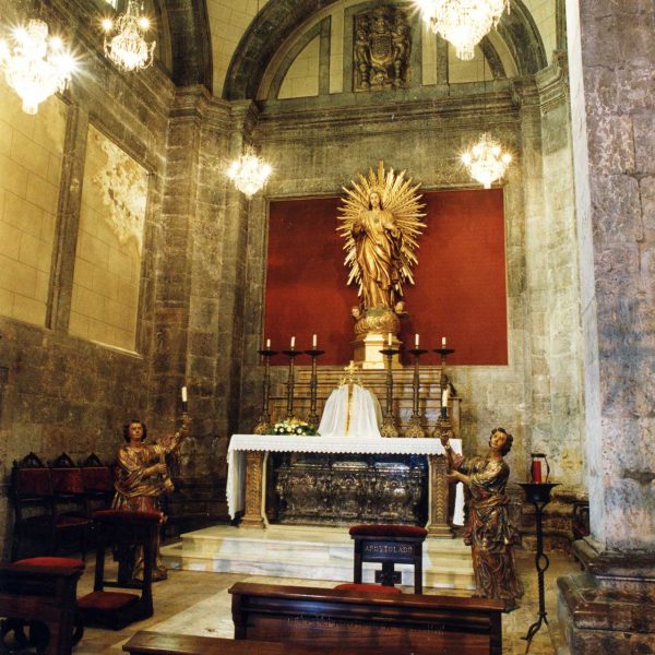 Vic.- Catedral de Sant Pere, S. XVIII/XIX. Capella de Bernat Calbó afegida en el S. XVII construïda per l'arquitecte Jaume Vendrell (8/2000)