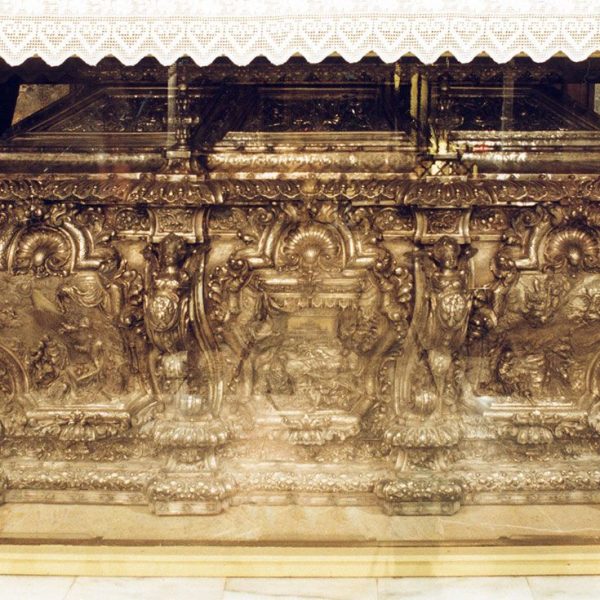 Vic.- Catedral de Sant Pere, S. XVIII/XIX. Capella de Bernat Calbó amb el reliquiari d'argent on reposa Sant Bernat obra de Joan Matons (1700/1728) (8/2000)