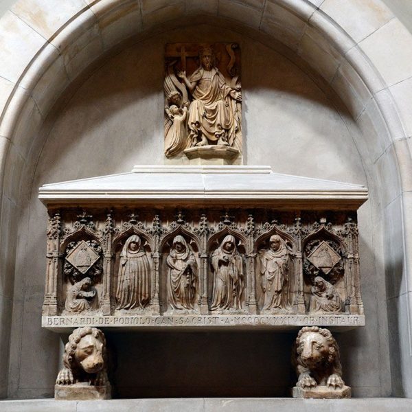 Vic.- Catedral de Sant Pere, S. XVIII/XIX. Sarcòfag de Bernat Despujols S. XV obra de Pere Oller (7/2018)